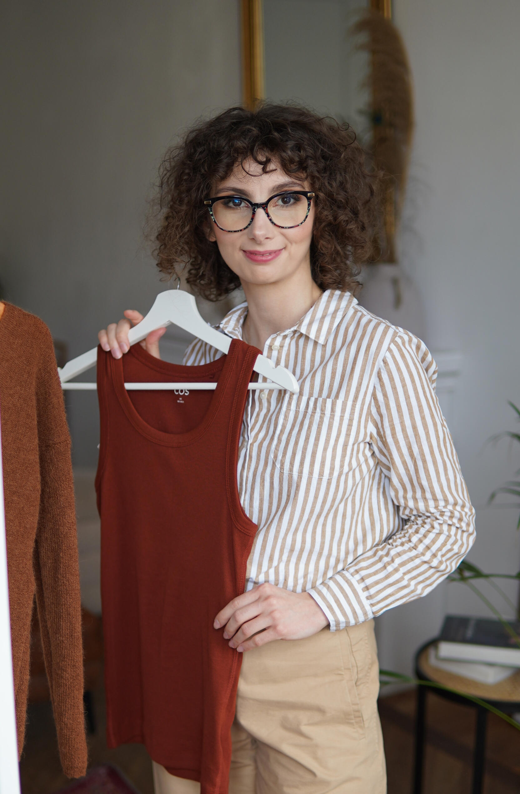 stylistka z komputerem na konsultacji online